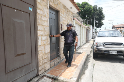 En la ciudadela Los Almendros los guardianes usan palos para defenderse del hampa.