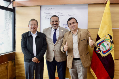 El legislado Mariano Curicama (i) en sus actividades como asambleísta.