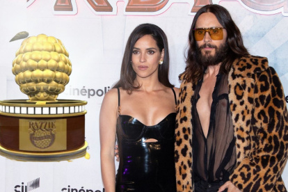 Adria Arjona y Jared Letto.