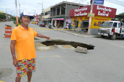 Pedro Diego, habitante de la zona, muestra el problema.