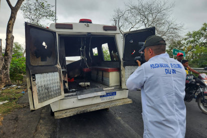 Una ambulancia quemada en la vía que comunica a los municipios de Caucasia y El Bagre, en el Bajo Cauca antioqueño.