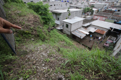 La tierra del cerro cede y cae a los patios de las viviendas.