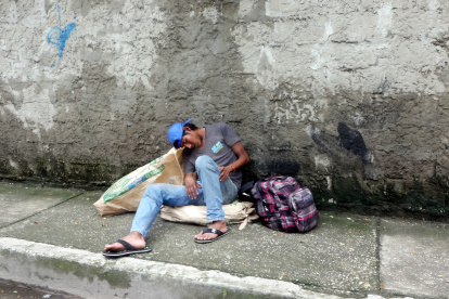 Las veredas de la calle Puyo y avenida 25 de Julio están obstruidas por personas en situación de calle.