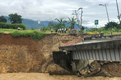 Los moradores de los sectores aledaños quedaron sorprendidos al presenciar el colapso del puente.