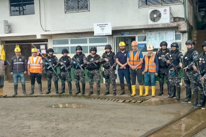 Uniformados y equipo técnico de la Policía Nacional paticiparon del operativo antiminero.