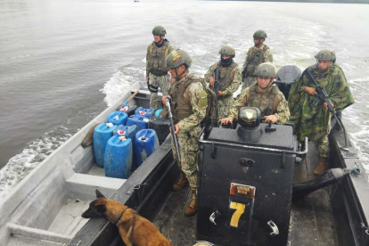 Las canecas con el combustible estaban en una embarcación