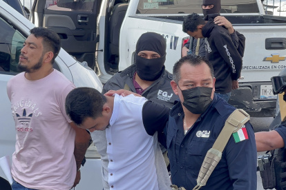 Integrantes de la Policía Fuerza Tamaulipas, trasladan a 5 detenidos a la Fiscalía en la ciudad de Matamoros, estado de Tamaulipas (Mexico).