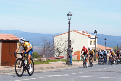 La tricolor Miryam Núñez (i), del Massi Tactic, se quedó con el premio de montaña de la Cabezabellosa en la etapa final de la competencia española.