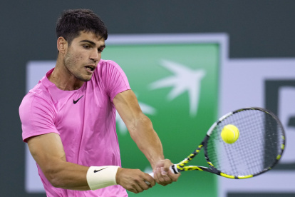 Indian Wells (United States), 12/03/2023.- Carlos Alcaraz of Spain in action against Thanasi Kokkinakis of Australia during the BNP Paribas Open tennis tournament at the Indian Wells Tennis Garden in Indian Wells, California, USA, 11 March 2023. (Tenis, Abierto, España, Estados Unidos) EFE/EPA/RAY ACEVEDO