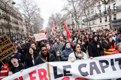 Miles de manifestantes recorrieron las calles de París en señal de protesta contra la reforma de pensiones que impulsa el Gobierno.