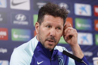 MAJADAHONDA (MADRID), 12/03/2023.- El entrenador argentino del Atlético de Madrid, Diego Pablo Simeone durante la rueda de prensa tras el entrenamiento del equipo en la ciudad deportiva de Majadahonda, Madrid, este domingo, previo a su enfrentamiento liguero contra el Girona. EFE/ Juan Carlos Hidalgo