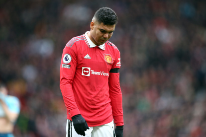 Manchester (United Kingdom), 12/03/2023.- Casemiro of Manchester United walks off the pitch after receiving a red card in the English Premier League soccer match between Manchester United and Southampton in Manchester, Britain, 12 March 2023. (Reino Unido) EFE/EPA/Adam Vaughan EDITORIAL USE ONLY. No use with unauthorized audio, video, data, fixture lists, club/league logos or "live" services. Online in-match use limited to 120 images, no video emulation. No use in betting, games or single club/league/player publications