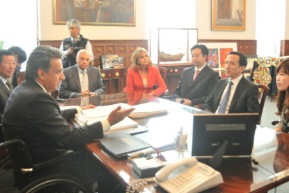 Cita. 15 de mayo de 2011, Lenín Moreno se reunió con la gente de Sinohydro y Conto Patiño (pelo canoso).
