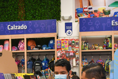 Tienda. Uno de los almacenes que está listo para vender listas escolares.