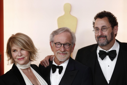 Steven Spielberg (c).