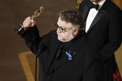 Guillermo Del Toro celebra después de ganar el óscar a la Mejor Película de Animación por "Pinocho".