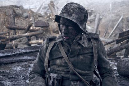 Fotograma cedido por Netflix donde aparece Felix Kammerer como Paul Bäumer, durante una escena de la película "All Quiet on the Western Front".