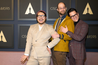 Fotografía de archivo, tomada el pasado 13 de febrero, en la que se registró a los cineastas estadounidenses Daniel Kwan (i) y Daniel Scheinert (c), junto al productor taiwanés-americano Jonathan Wang, durante un evento previo a la ceremonia 95 de los Premios Óscar, en Beverly Hills (California, EE.UU.).