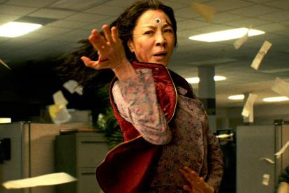 otograma cedido hoy por A24 donde aparece Michelle Yeoh como Evelyn Wang, durante una escena de "Everything Everywhere All At Once", película dirigida por Daniel Kwan y Daniel Scheinert y nominada a 11 Óscars.