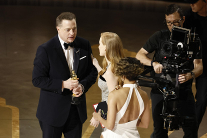 Brendan Fraser después de ganar el óscar al mejor actor por "The wale" durante la 95 edición de los Premios de la Academia.