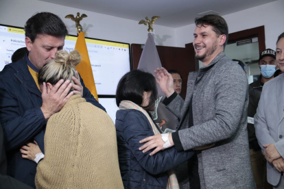 Lagrimas, abrazos y sonrisas hubo en el reencuentro de Mauricio Martínez y Vannesa Egas con sus familiares.