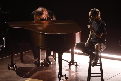 Lady Gaga interpreta la canción nominada "Hold My Hand" en la ceremonia de los Oscar en Hollywood.