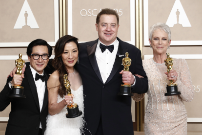Ke Huy Quan, Michelle Yeoh, Brendan Fraser y Jamie Lee Curtis con sus trofeos a las distintas categorías de actuación.