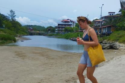 El estero que forma parte de Montañita es el sitio al que desembocan las aguas negras. Historicamente se han reportado quejas.