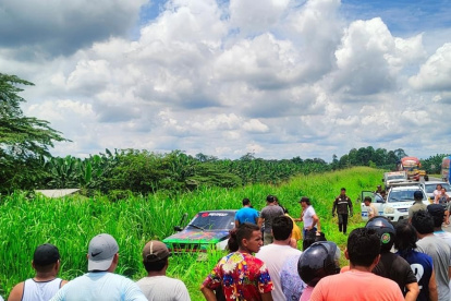 El carro que conducía Carlos Alfredo Mejía terminó entre los matorrales