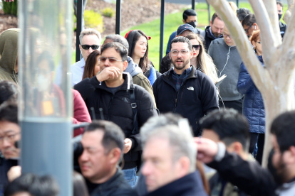 Santa Clara (United States), 13/03/2023.- Customers wait outside the headquarters of Silicon Valley Bank (SVB) in Santa Clara, California, USA, 13 March 2023. The Federal Deposit Insurance Corporation (FDIC) took control of the bank"s assets, making it the largest bank to do so since the 2008 finical crisis. (Estados Unidos) EFE/EPA/GEORGE NIKITIN