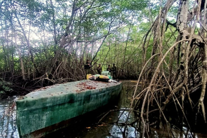 Tropas de Colombia incautan 3 semisumergibles para el transporte de clorhidrato de cocaína.