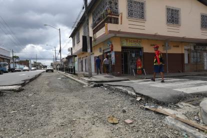 Abandonadas. Desde la calle 13 y Venezuela hasta Leonidas Plaza se observan trabajos inconclusos del carril exclusivo para la troncal 4 que conecta parte del suburbio con calles del centro.