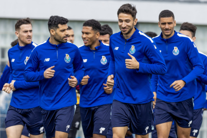 Vila Nova De Gaia (Portugal), 13/03/2023.- FC Porto players Medhi Taremi (C-L) and Marko Grujic (C-R) and teammates during a training session at Olival Training Center in Vila Nova de Gaia, Portugal, 13 March 2023. FC Porto face Inter Milan on 14 March in the 2nd leg of the UEFA Champions League Round of 16. (Liga de Campeones) EFE/EPA/JOSE COELHO