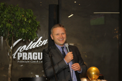 Local.- Momento en que se inaugura el restaurante en Quito.