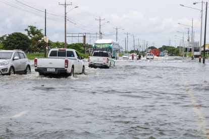 Así permanecen las rutas en Babahoyo. Unos días incluso hay más agua.