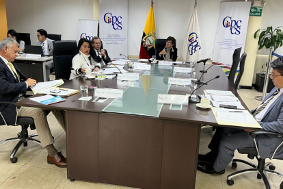 Graciela Mora, Teddy Tama y Gina Aguilar en la sesión de Pleno.