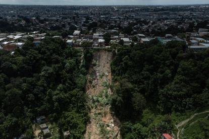 Fotografía de la zona donde ocurrió un deslizamiento de tierra provocado por las fuertes lluvias, hoy lunes 13 de marzo, en Manaos (Brasil).