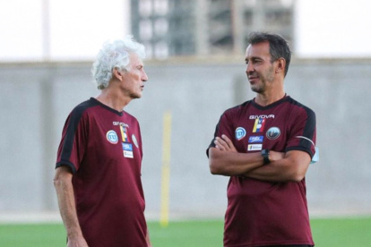 Bocha Batista (d) asumió el banquillo vinotinto tras la salida de José Pekerman (i).