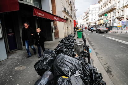 Cubos de basura rebosantes en París este domingo 12 d emarzo.