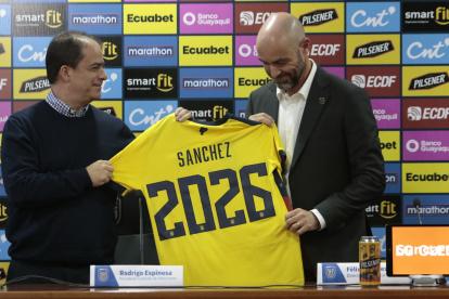 El español Félix Sánchez Bas, durante su presentación oficial, recibió la camiseta de la Tricolor con su apellido y el número 2026, que refleja su principal objetivo y de la FEF: clasificar a la próxima Copa del Mundo.