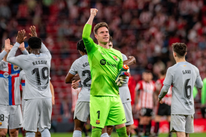 El guardameta alemán del FC Barcelona, Marc-André ter Stegen, celebra la victoria del equipo barcelonista a la finalización del encuentro correspondiente a la jornada 25 de primera división que han disputado hoy domingo frente al Athletic en el estadio de San Mamés, en Bilbao. EFE / Javier Zorrilla.