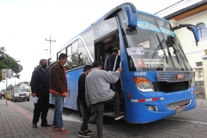 Abarrotados. Pese a que no es hora pico, la gente forma largas filas, por el tiempo de espera, hasta que llegue el bus que los llevará hacia Quito.