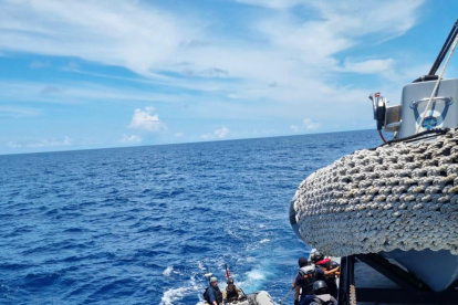 El personal de la Armada y Policía Nacional en las intervención de la embarcación.