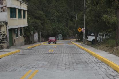 La vía luce con nuevos adoquines y señalización.