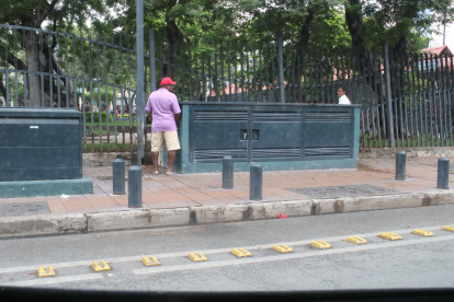 En los exteriores del parque La Victoria las calles se han vuelto baños públicos.