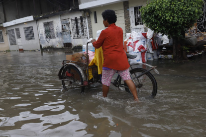 En la quinta etapa de El Recreo, en Durán, varias calles quedaron inundadas.