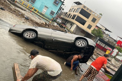 Un vehículo  terminó hundido en un tramo de la calle, en la Floresta 3. El hueco no se veía porque la zona estaba lleno de agua.