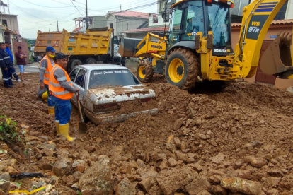 En el sitio estaba personal municipal que con varias maquinarias trataban de dejar limpia la calle afectada.