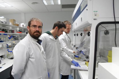 El científico español Asier Unciti en el laboratorio del Institute of Genetics and Cancer de la Universidad de Edimburgo.