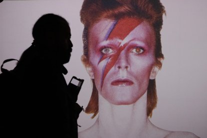 Exposición  “Bowie taken by Duffy”, que repasa la colaboración entre David Bowie y el fotógrafo Brian Duffy que dio lugar a imágenes icónicas como la del rayo que cruza el rostro del artista británico, este martes en el Espacio COAM en Madrid.